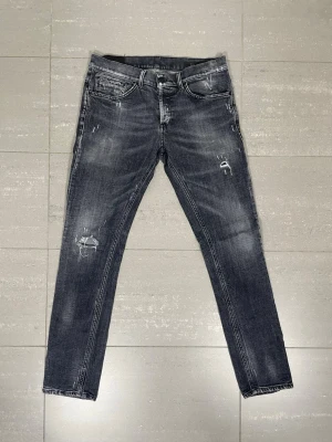 Dondup George Jeans - Säljer nu dessa Dondup George Jeans, storlek 34 med mått ca 42 o 108 cm. skriv för fler bilder/frågor🙌🏼