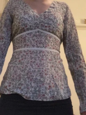 Söt blus - Jättegullig blus med blommor på. Knyts där bak för att justera midjan, alltså går den att göra till omlottröja om man vill. Lappen är bortklippt men gissar på XS/S. Passar nog både större och mindre eftersom midjan är justerbar som sagt 💘💘 