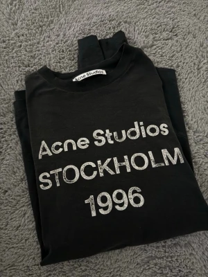 Acne Studios longsleeve  - Säljer min Acne Studios longsleeve, storlek S, perfekt skick, online orderbekräftelse/kvitto finns, köpt för 3500kr