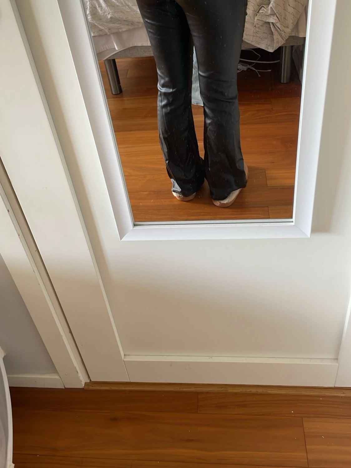 Svarta utsvängda leggings - 1
