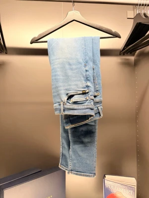 Tiger of Sweden - Snygga ljusblå jeans med klassisk femficksdesign och raka ben. Jeansen har en läderpatch med logga bak i midjan och är tillverkade i mjukt denimtyg. Perfekta för en avslappnad och trendig look.