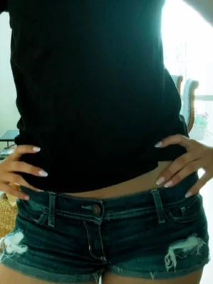 Mörkblå jeansshorts från Hollister - Säljer ett par mörkblå jeansshorts från Hollister med slitna detaljer. Skit snygga men rycker de sitter för tajt på mig tyvärr🥰