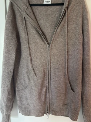 Beige cashmere zip hoodie från John Henric - 100% cashmere beige hoodie i storlek S från John Henric med dragkedja framtill, två fickor och justerbar huva med snören. Riktigt skön att ha på sig! Skriv vid funderingar🤝