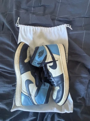 Nike Air Jordan 1 High Obsidian - Jordans obsidian Orginal - köpte dessa för 5-6 årsen har endast använt 5-8 gånger, har tyvärr inget kvar från köpet förutom paret, därav kan jag gå ner i pris.