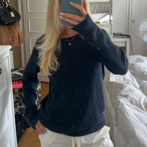 Mörkblå stickad tröja - Så fin och skön stickad tröja från vila!😍 Som syns på bilderna har den används en del vilken gjort att den börjat noppra sig lite