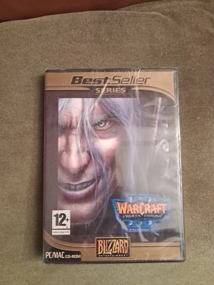Warcraft III: The Frozen Throne - OÖPPNAD / SEALED - PC-spel - Säljes: Ett unikt tillfälle för samlaren! Säljer en helt oöppnad och inplastad utgåva av Warcraft III: The Frozen Throne (Expansion set) i Blizzards BestSeller-serie. Eftersom spelet är förseglat är CD-nyckeln garanterat oanvänd och skivan i nyskick. Perfekt för att bevara i samlingen eller för dig som vill ha en garanterat fungerande installation av denna tidlösa klassiker. Format: PC/MAC CD-ROM. Skick: Oöppnad (Factory Sealed). Notera: Detta är en expansion och kräver grundspelet Warcraft III.
