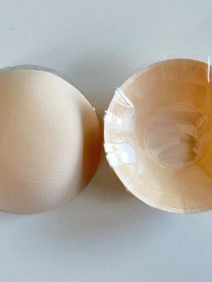 Nya nipple covers, Magic body fashion - Nya nipple covers från Magic body Fashion. Endast upplockade ut asken för fotografering. Inköpspris 169kr. - Extra täckande modell för fullständig diskretion - Tillverkad i mjuk silikon som är behaglig mot huden - Hudvänligt material med silikonfri mitt för maximal komfort - Återanvändbara – tvätta av med vatten och använd om och om igen  