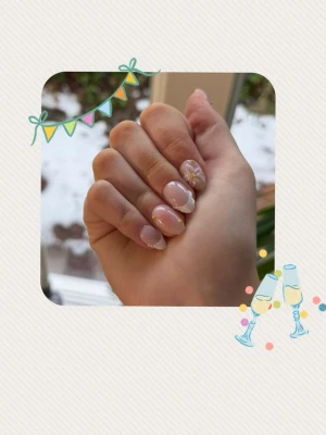 Press-on naglar med blommor och glitter - Säljer press-on naglar som är helt handgjorda i mandelform med ljusrosa bas, dekorerade med vita och  blommor samt diskret glitter. Perfekt för dig som vill ha en söt och trendig look. 