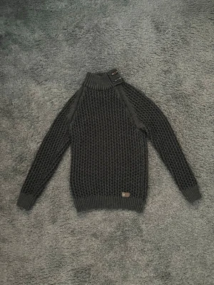 Tjockstickad turtleneck kofta  - Riktig snygg tjockstickad turtleneck kofta med extremt bra passform från märket Leif Nelson. Storlek S men passar även M 