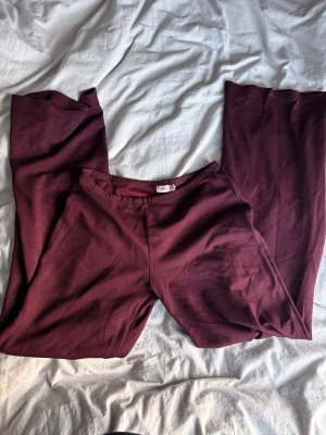 Vinröda byxor från Nelly  - Säljer ett par vinröda byxor från Nelly!! 