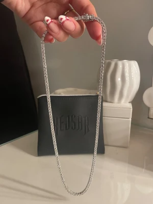 Silver tennis halsband  - Säljer detta tennis halsband som jag köpte till min kille i julklapp men jag råkade beställa fel. Halsbandet är från Kejsar och den är helt ny och oöppnad. Den är i silver, 3 mm tjock och 50 cm lång. Ordinarie pris 1.900 kr mitt pris 1.000 kr