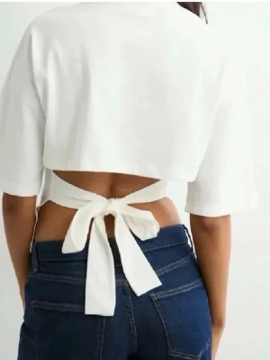 Trendig oanvänd Nelly tröja - Trendig Nellytröja med öppen rygg. Hel oanvänd men saknar prislapp.💕