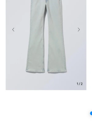 Ljusblå bootcut jeans😻 - Säljer ett par ljusblå bootcut jeans då dom tyvärr är för små.  Jeansen har en högre midja. Dom är helt nya med lappar kvar😻dom är små i storleken så skulle säga att dom passar storlek 42 i ”vanliga” jeans🥰 dom är storlek 36/34 