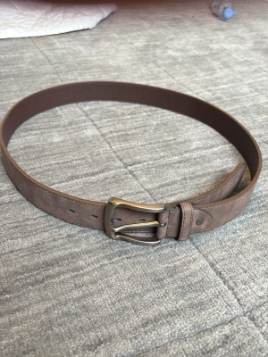 Brunt mocka bälte  - Snyggt nicka bälte i en fin brun färg. Hör av dig vid minsta intresse!