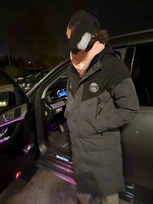 Jordan x Psg jacka - säljer denna psg jackan då den var ganska liten på mig, storleken är S och passar folk som är 168-178. jackan sträcker sig till knäna då den värmer hela kroppen, både jordan och psg märket är reflexer vilken jag tycker är snyggt. Hör av er vid frågor och pris går att sänka (köpt för 1699