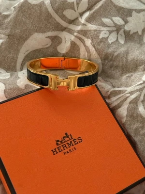 Hermès Clic H Bracelet  - Beställd ifrån Hermès egna hemsida! Finns orderbekräftelse i mitt namn , finns mer bilder för dom som är intresserad , Tagit hand om väl men finns små repor , pris på hemsida 8500 kr! I storleken PM!