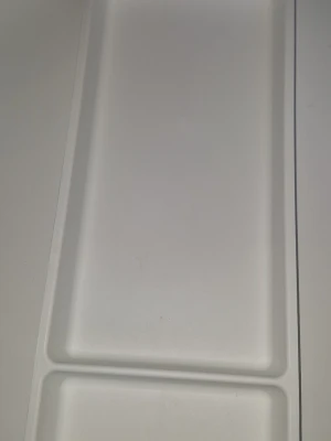 Vit plastbricka med två fack - Besticklåda eller ett lådilägg i plast, från Ikea. I använt skick men inget trasigt. Ca 20cm bred och 50cm lång.