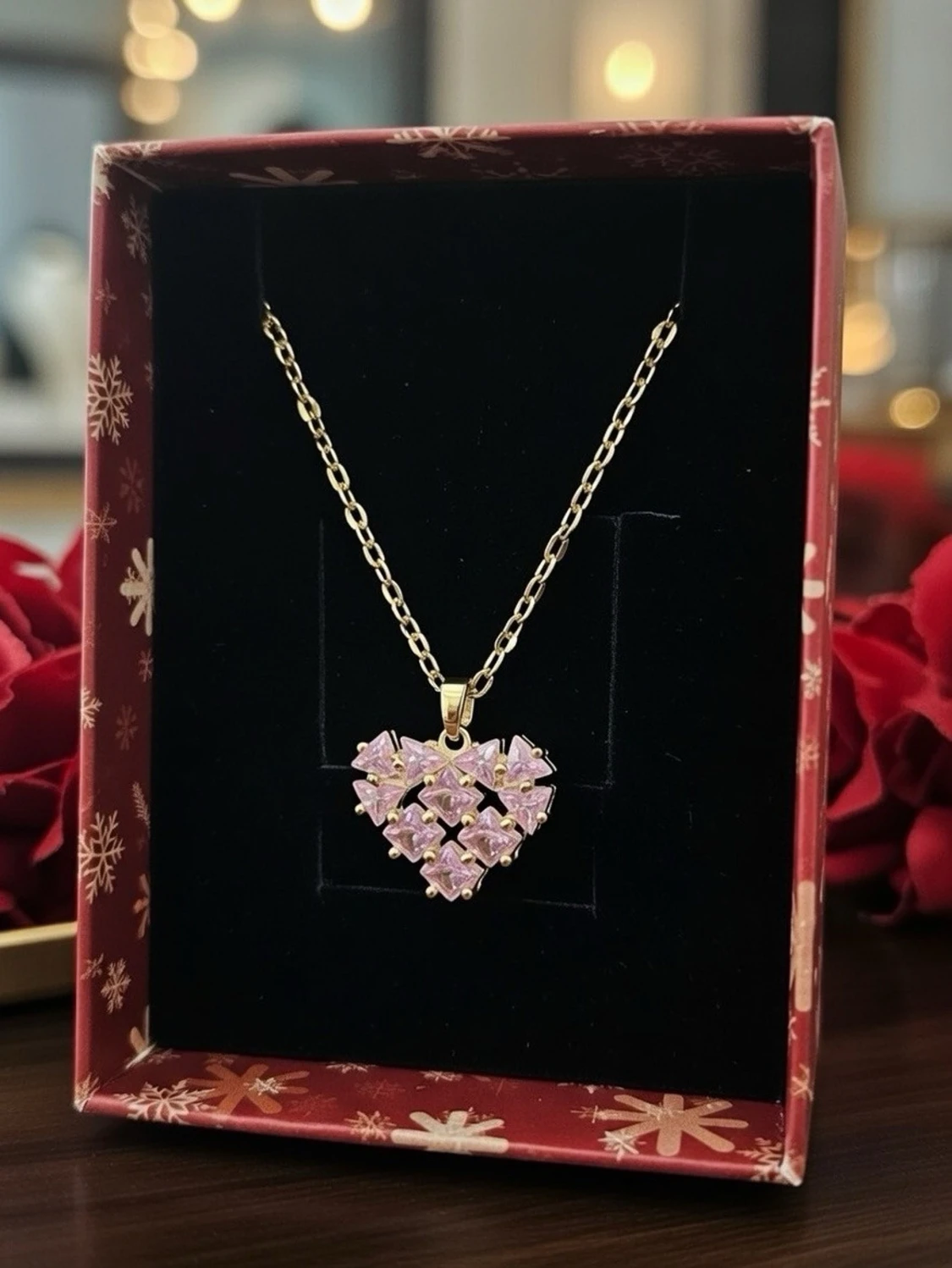 Halsband med hjärthänge och rosa stenar