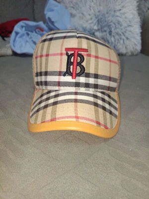 Burberry keps - Mycket fin Burberry keps sparsamt andvänd vid snabbaffär så är priset ej hugget i sten.