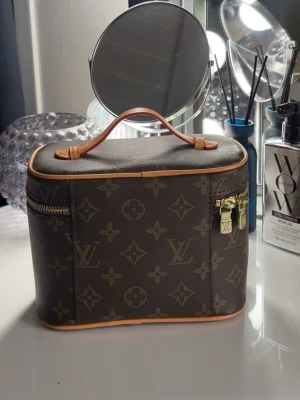 L VÄSKA  - Helt ny oanvänd L sminkväska skriv privat för mer info🫶🏼🫶🏼