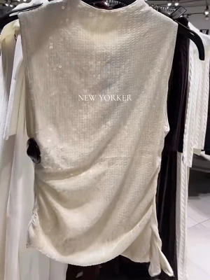 Vit glittrig ärmlös topp New Yorker - Snygg vit ärmlös topp från New Yorker med subtila paljettdetaljer som ger ett glittrigt intryck. Toppen är i storlek M men passar mig som är en XS-S. prislapp och allt är kvar och aldrig använd 
