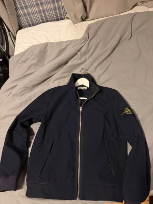 Stone island windbreaker - Passa på att köp denna riktigt sköna windbreaker från Stone island, Inga märkbara eller synliga tecken på slitage, Mer och bättre bilder kan fixas vid önskan. Passar M utmärkt också!