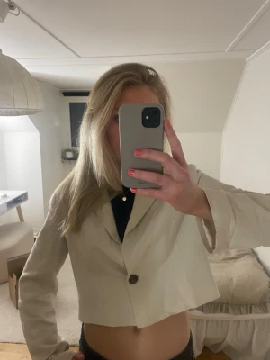 Kort kavaj - Supersnygg cremevit kort kavaj i linnetyg från gina tricot💥