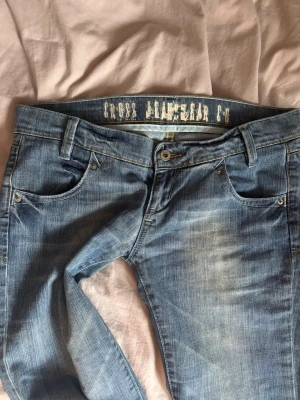 Blå jeans från Cross Jeanswear Co - Mycket lågmidjade blåa jeans. Användbar en gång.             Innerbenslängd: 84 Midja:41