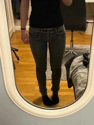 Gråa skinny jeans med låg midja - Säljer ett par gråa skinny jeans med låg midja och klassisk femficksmodell. Jeansen har smal passform hela vägen ner och är tillverkade i stretchigt denimtyg för en bekväm känsla. Perfekta till en enkel topp eller hoodie. Storlek 28/32💕