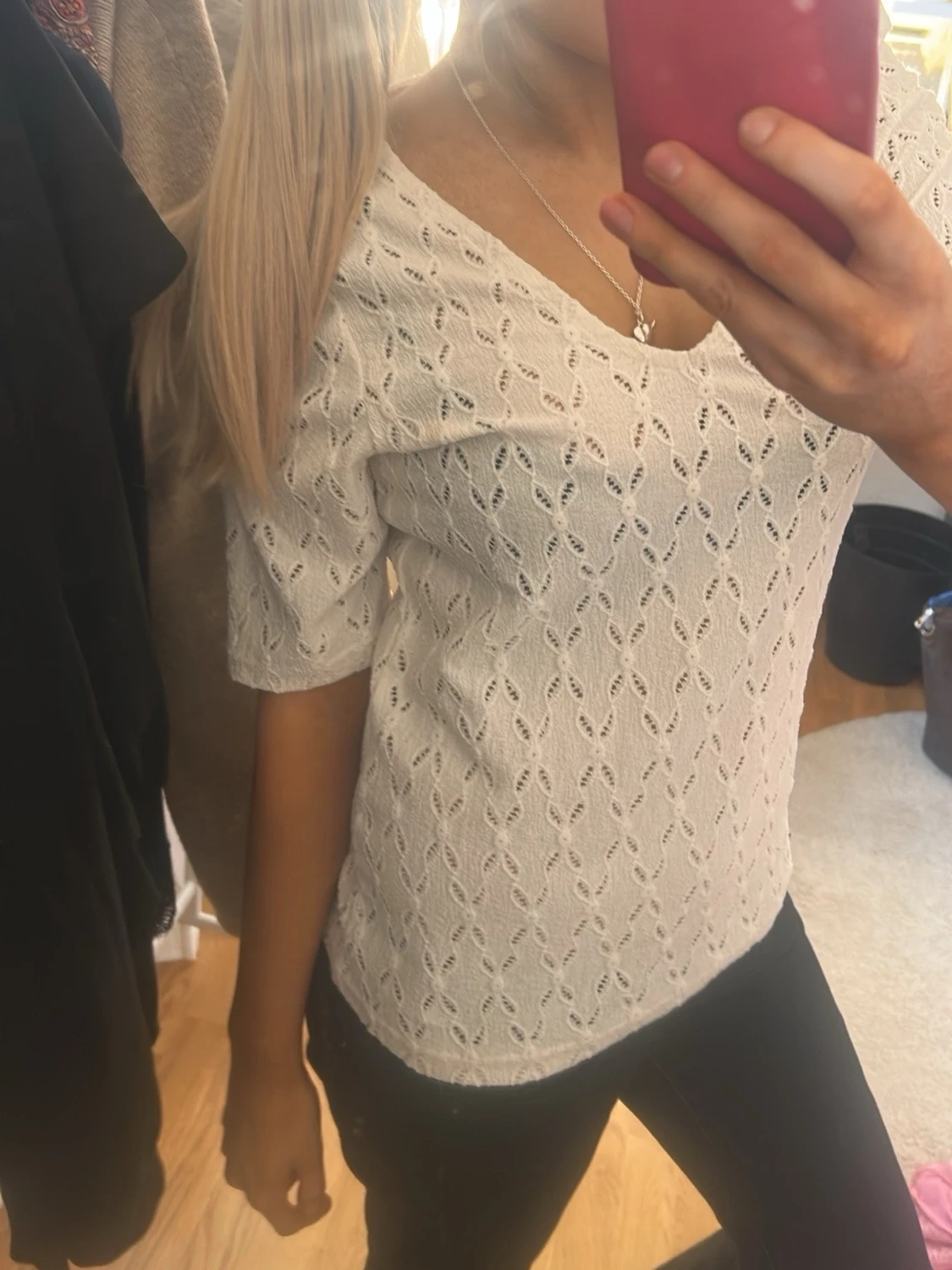 Vit spetsblus med v-ringning - 1