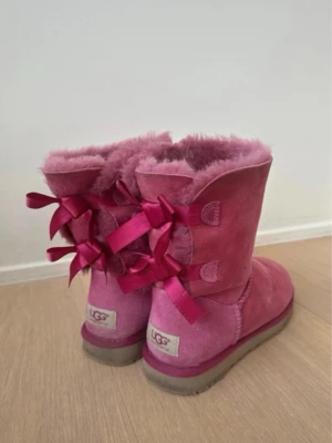 Baileys bow Uggs  - Rosa bailey bow Uggs I bra skick! Dem är jättefina 💞storlek 38