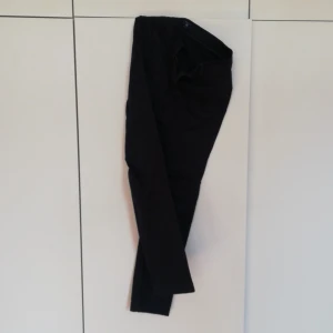 Mörk blaåa byxor från Gant - Snygga mörkblåa byxor från Gant med en klassisk design. Byxorna har en knappdetalj och är perfekta för en stilren look. Tillverkade i ett bekvämt material som passar till många tillfällen.