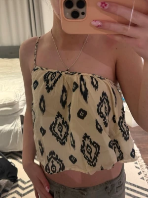 Beige och svart mönstrad linnetopp - Snygg topp från Zara! Bra skick! Storlek xs:) 💕💕💕