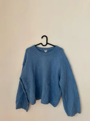 Blå stickad tröja i alpaca ull från Arket - Mysig blå stickad tröja i alpaca ull från Arket