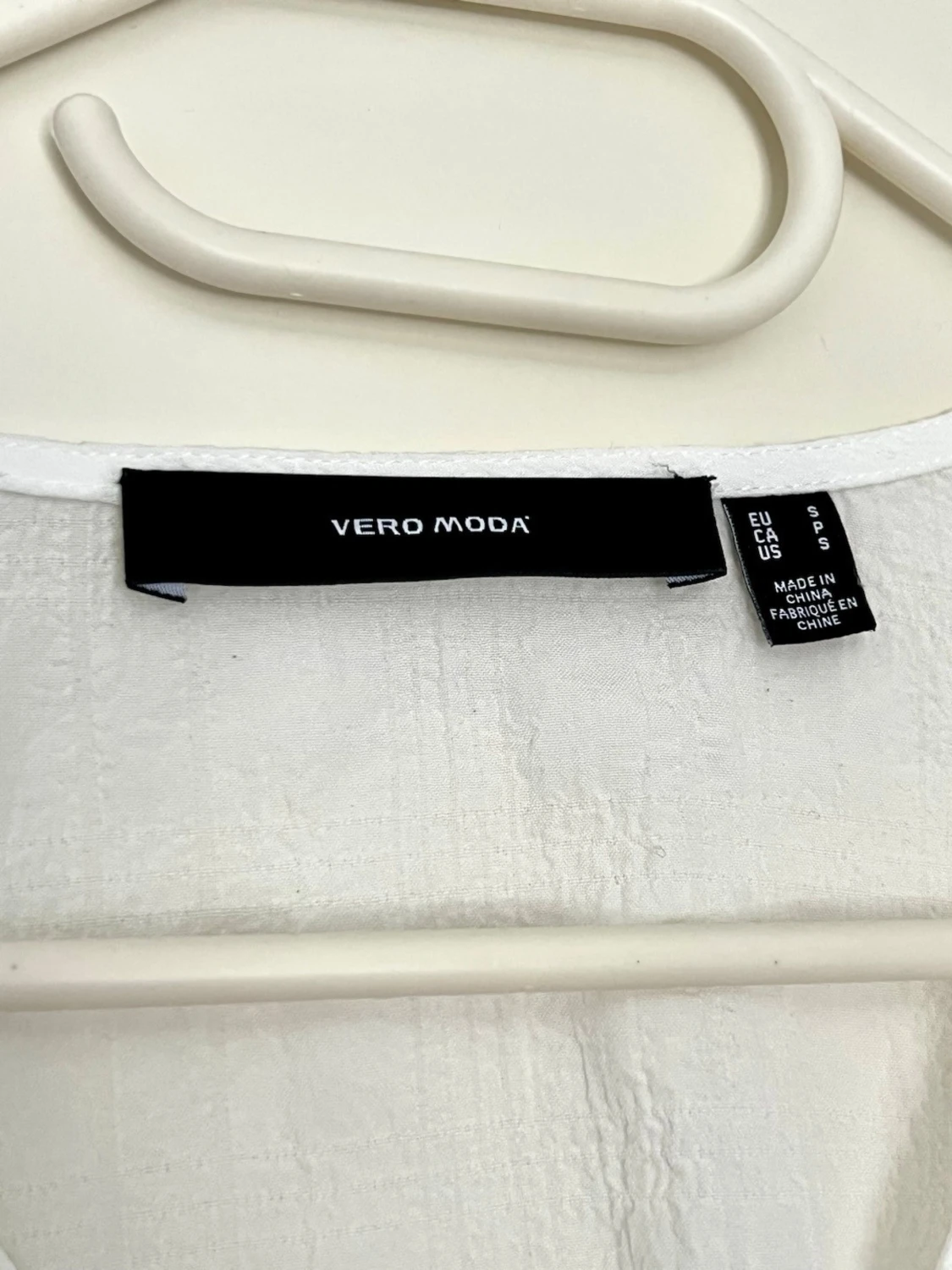 Vit blus med v-ringning vero moda - 4