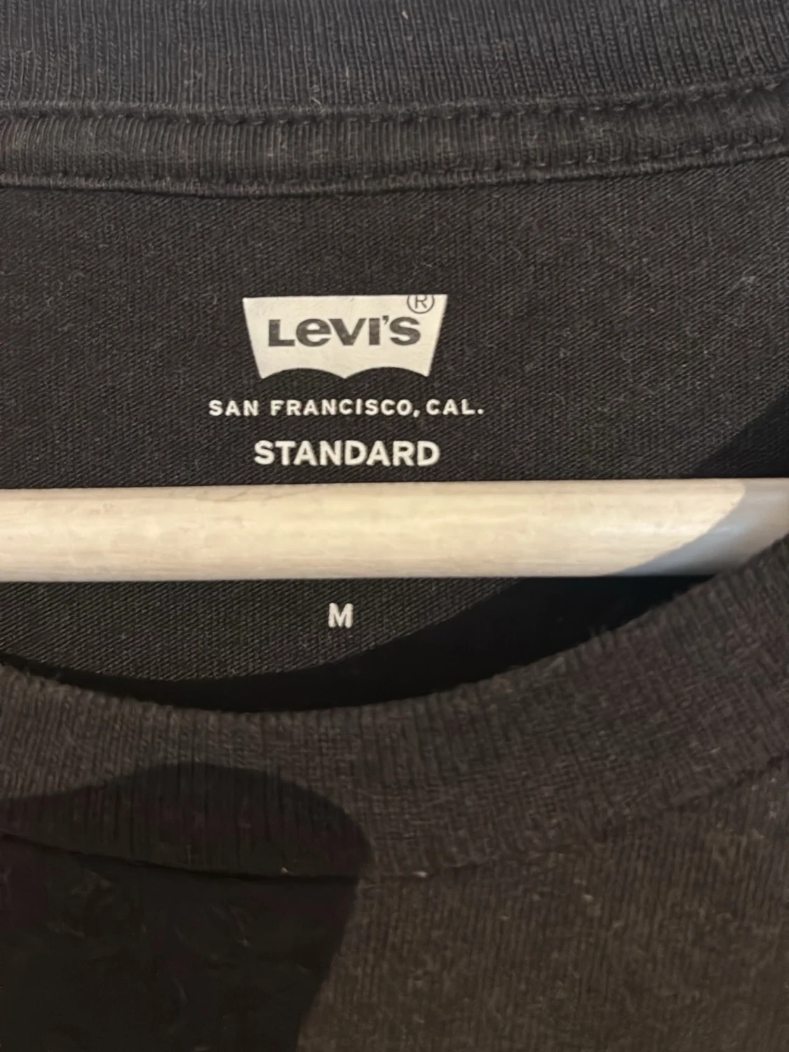 Svart Levi's t-shirt med röd logga - 1