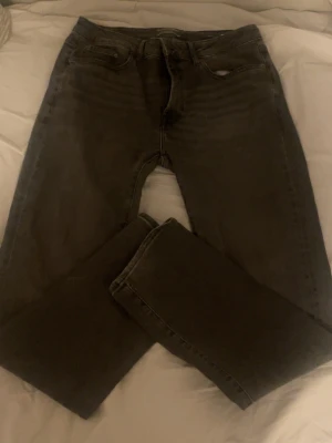 Svarta slim fit storlek w34 L32 - Säljer ett par svarta jeans med slim fir passform och klassisk femficksdesign. Jeansen har normal midja och är tillverkade i denim. Perfekta för en avslappnad och stilren look.