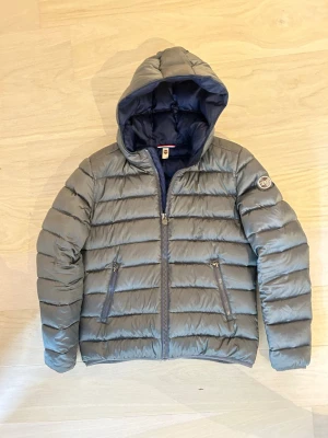 Colmar  - Fint skick. Storlek 48. Grå/grön. Finns en liten fläck se bild 3. Hör av dig vid frågor! 