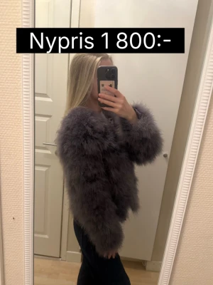 Dennis maglic dream jacket - Jättefin jacka från dennis maglic dream i strl s, passar även s, nypris 1800 :-, högkvalitativa veganska syntetfjädrar, varmt foder o går både att ha uppknäppt o knäppt. Jättefint skick, knappt använd! 🩷