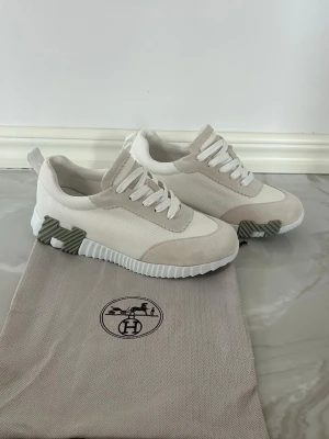 H skor - Säljer dessa fina skor eftersom dom inte passar mig. Skorna är helt nya och har inga problem. Dom kan också passa som storlek 43 om du byter innersulan till en tunnare. För frågor så är det bara att skriva✍️🫡