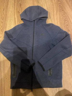 Mörkblå Nike hoodie med dragkedja - Säljer nu min Nike tech fleece hoodie 