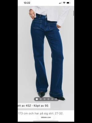 Blå utsvängda jeans från Bik Bok - Snygga blå jeans från Bik Bok med utsvängda ben och hög midja. Jeansen har stora fyrkantiga framfickor och klassisk femficksdesign baktill. Tillverkade i ett kraftigare denimtyg som ger en cool vintagekänsla. Aldrig använda, nyköpta! Säljer då de är för små på mig.