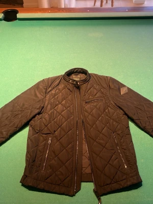 Svart quiltad jacka från Replay - Snygg svart jacka från replay, den är använd sparsamt och är det bra skick. Tveka inte att höra av dig vid eventuella frågor.