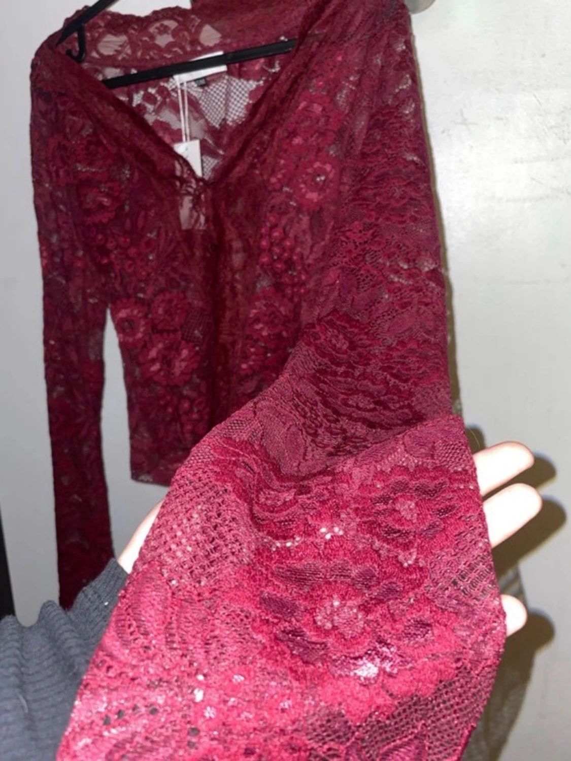 Vinröd spetsblus med vida ärmar