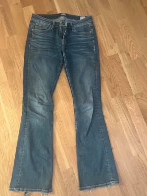 Lågmidjade bootcut jeans - Jättesnygga lågmidjade jeans i strl 28/31