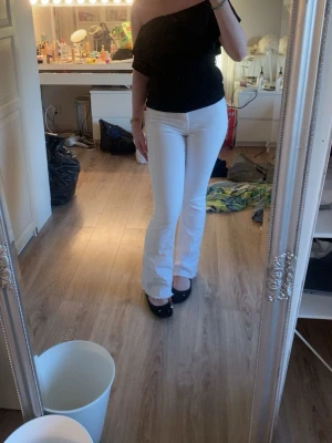 Vita bootcut jeans - Säljer ett par vita bootcut jeans med klassisk femficksdesign och normal midja. Jeansen har en snygg passform som framhäver benen och är perfekta för en snygg look. Säljer för tycker dem är för små för mig och för korta! Dem är uppsprättade men de ingenting som syns! Storlek 170 men passar mig som i vanliga fall är M! Så skulle säga S är storleken 
