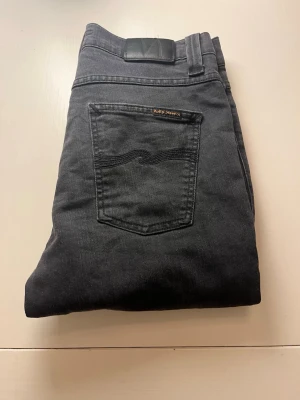Nudie Jeans - Säljer mina Nudie jeans i modellen Tight Terry. Jeansen är oanvända där nypris ligger runt 1299.