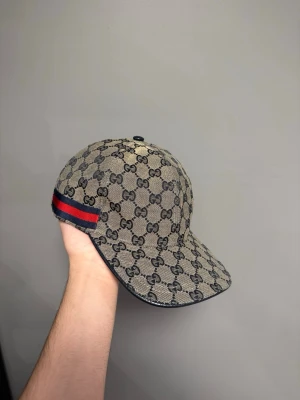 Gucci keps - Säljer denna väldigt populära gg keps. Helt ny. Endast dustbag tillkommer. Storlek L. Pris kan diskuteras vid snabb affär!