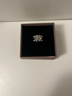 Edblad ring - Säljer en cool och chunky ring i silverfärgad metall med ett unikt, geometriskt mönster. Ringen har en bred design och sticker verkligen ut på handen. Perfekt för dig som gillar att göra ett statement med dina accessoarer. Säljer pågrund av att den är förliten. Priset kan diskuteras