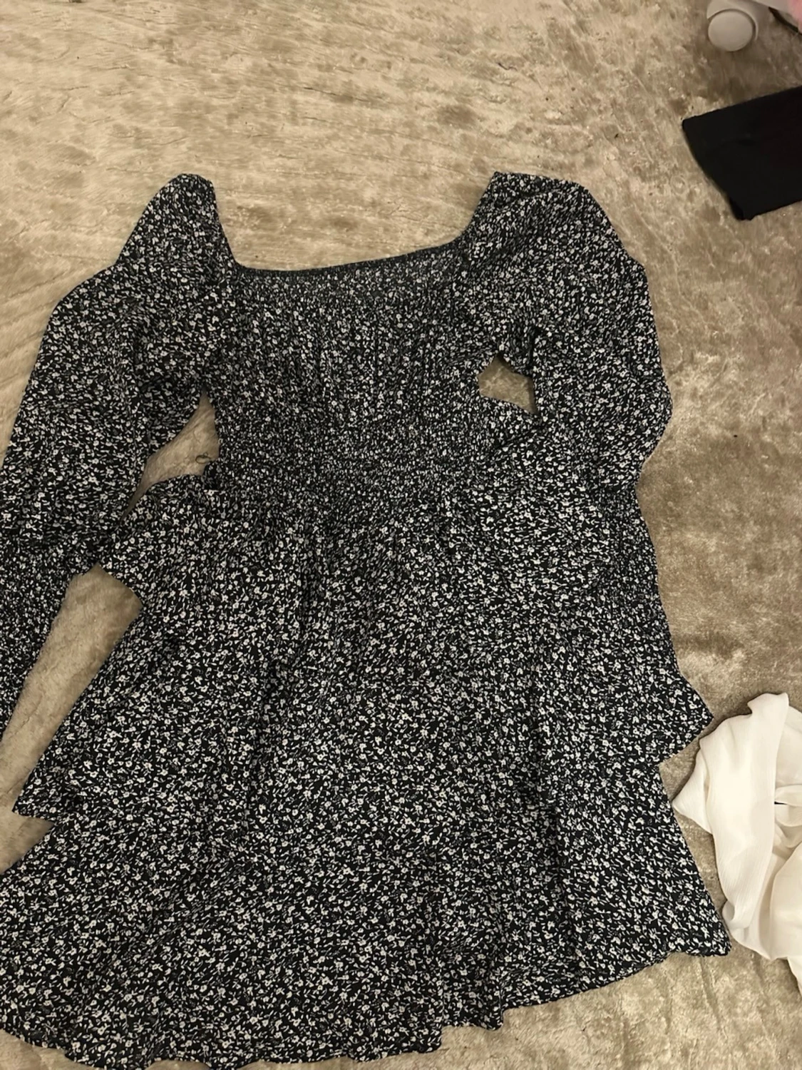 Blommig svart kortklänning